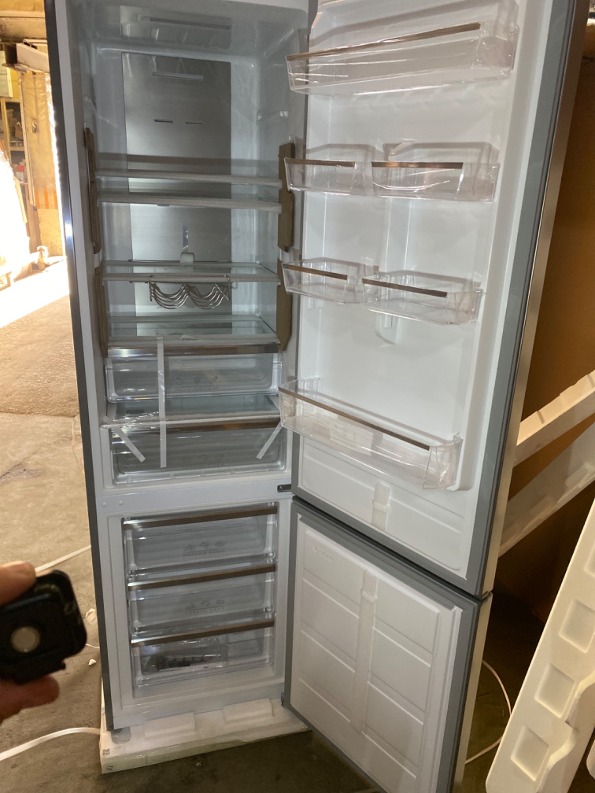 Отдельностоящий холодильник с нижней морозильной камерой Kuppersbusch FKG 6600.0 E-02