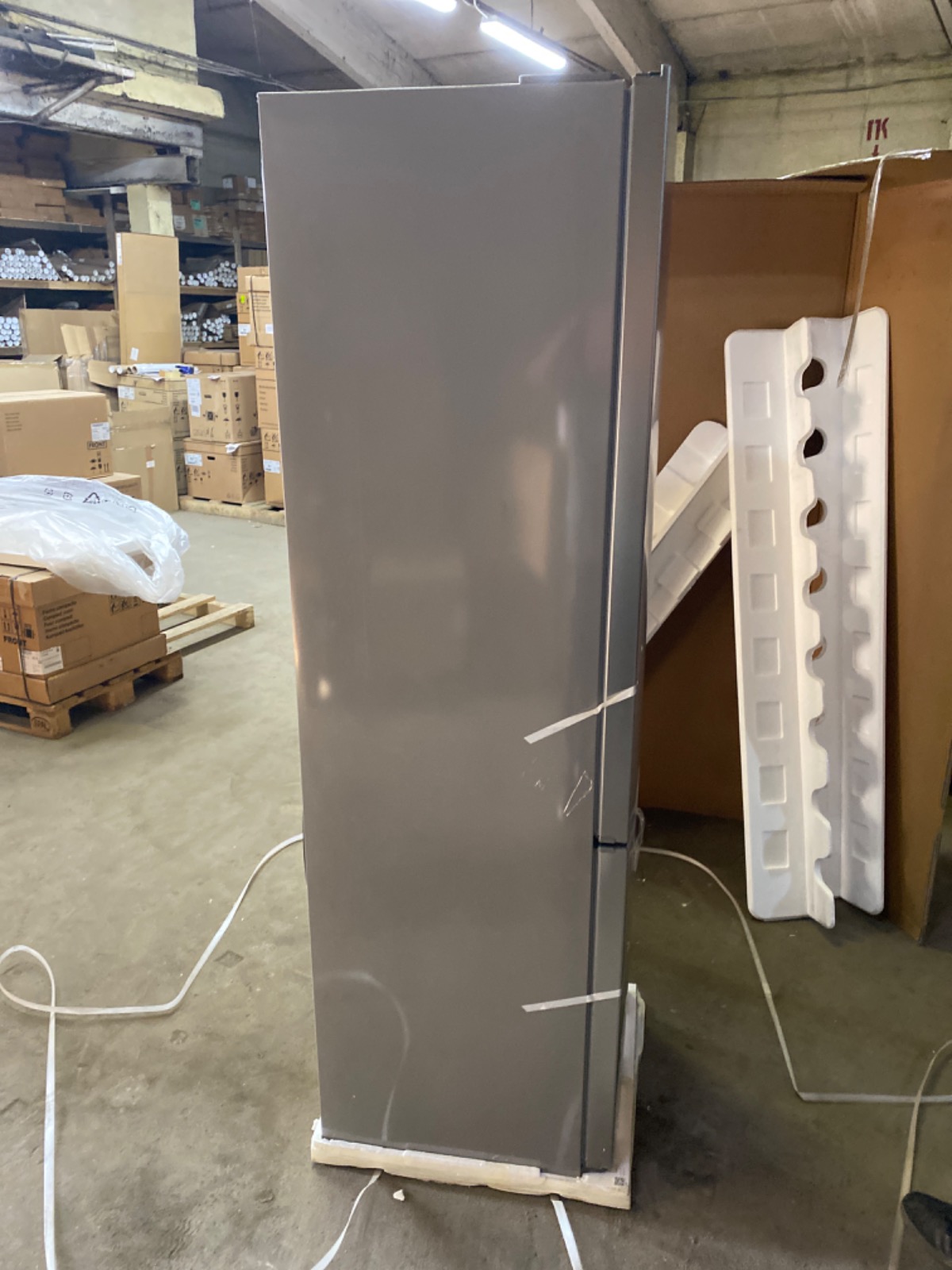 Отдельностоящий холодильник с нижней морозильной камерой Kuppersbusch FKG 6600.0 E-02